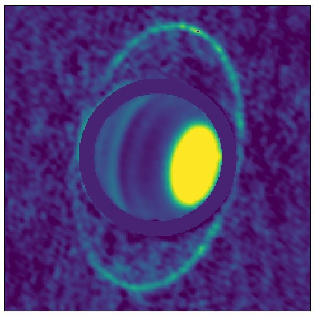 L'immagine composita di Urano e dei suoi anelli in lunghezze d'onda millimetriche mostra gli anelli che emettono luce a causa della loro calda temperatura di 77 K. Credito: Edward Molter e Imke de Pater