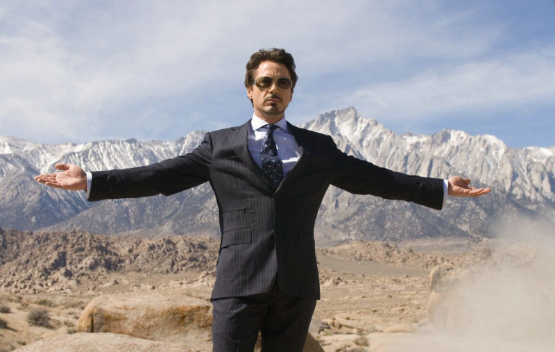 Geležinis žmogus- Robertas Downey jaunesnysis kaip Tony Starkas, pozuojantis per bombos bandymą