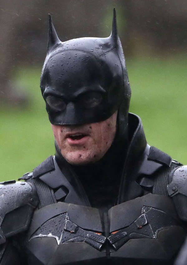 Le Batman s'habille pour le changement de cimetière dans les photos de l'ensemble Bat-cycle