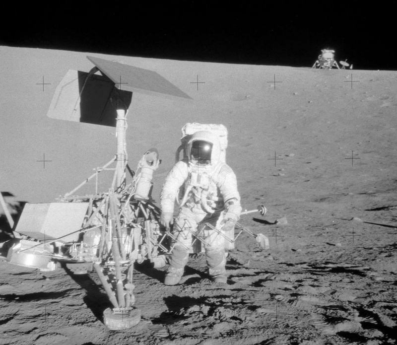 Marraskuussa 1969 Apollo 12 laskeutui lähellä Surveyor 3: ta, joka oli onnistuneesti laskeutunut Kuuhun kaksi vuotta aikaisemmin. Tässä kuvassa näkyy Al Bean laskeutujan vieressä. He pystyivät poistamaan koettimen palaset palaamaan maapallolle tutkittavaksi. Luotto: NASA