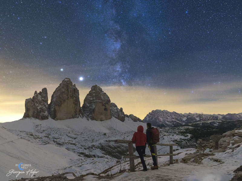 Pari, myös valokuvaaja, katsoo Jupiteria ja Saturnusta ja Linnunradan Tre Cime di Lavaredon yli Italian Alpeilla lokakuun alussa 2020. Luotto: Giorgia Hofer