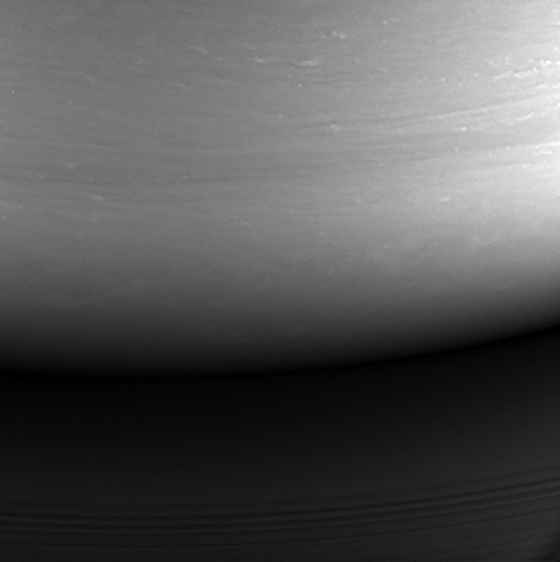 Η πραγματική τελευταία εικόνα που έλαβε ο Κασίνι από τον Κρόνο πριν από την τελευταία του βουτιά. Αυτό λήφθηκε στις 14 Σεπτεμβρίου 2017 όταν το διαστημόπλοιο ήταν 634.000 χιλιόμετρα πάνω από τις κορυφές των σύννεφων. Πίστωση: NASA/JPL-Caltech/Space Science Institute