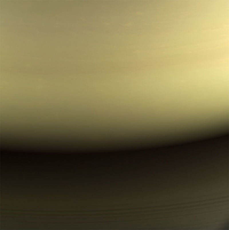 Et naturlig fargebilde laget med røde, grønne og blå filtre viser området på Saturn hvor Cassini ville brenne opp. Dette var de siste bildene Cassini tok i oppdraget. Kreditt: NASA/JPL-Caltech/Space Science Institute