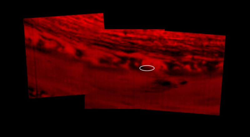 Tepelný infračervený obraz Saturnu, ktorý urobila Cassini krátko pred koncom misie, ukazuje teplo vyžarujúce z vnútra planéty; oblaky blokujú teplo a tak sa javia ako tmavé. Kredit: NASA/JPL-Caltech/University of Arizona