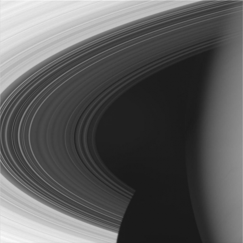 Cassini는 2005년 9월 4일 627,000km 거리에서 토성(오른쪽), C 고리(진한 회색) 및 더 밝은 B 고리를 촬영했습니다. 제공: NASA/JPL/Space Science Institute