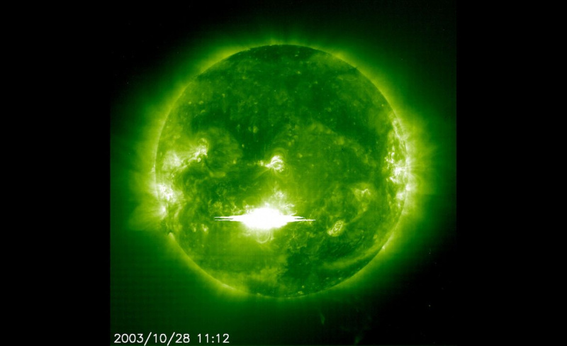 Valtava auringonpaiste puhkesi Auringolla lokakuussa 2003, nähtynä täällä röntgensäteissä. Siihen liittyi myös voimakas koronaalinen massanpoisto. Tällaiset aurinkomyrskyt ovat vaara sähköverkollemme ja kiertäville satelliiteillemme. Luotto: NASA/SOHO