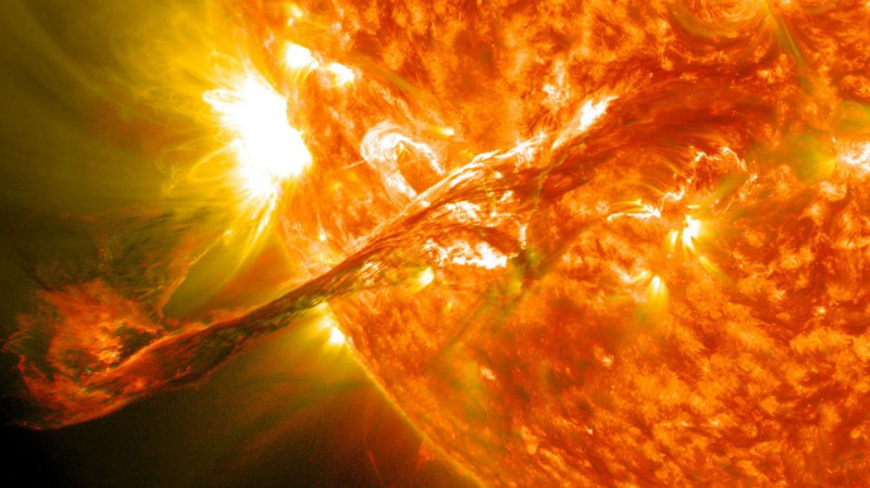 2012. gada augustā no Saules izcēlās milzīgs saules kvēldiegs, kura platums bija simtiem tūkstošu kilometru. Kredīts: NASA/GSFC/SDO