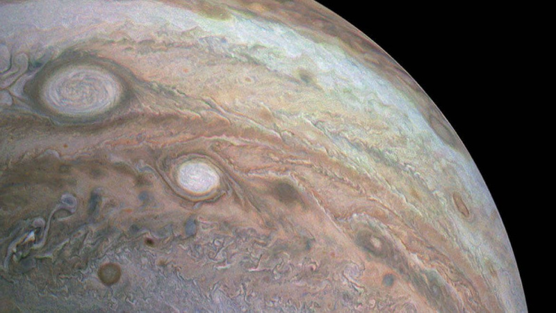 Въртящите се бури на Сатурн и Юпитер не приличат на нищо на Земята
