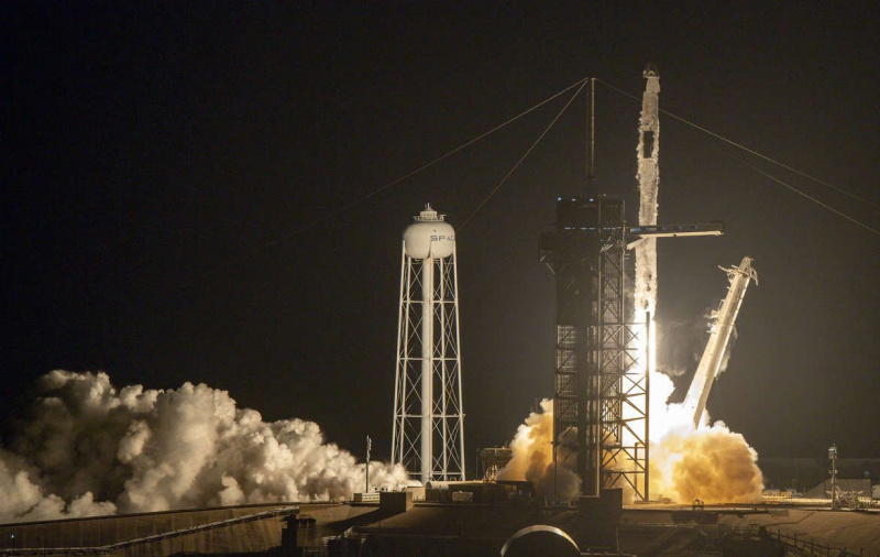 „SpaceX Falcon 9 Liftoff“