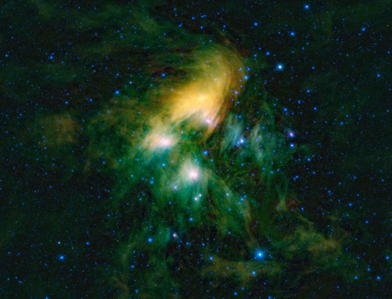 Klaster Plejády sa náhodou brázdi v oblaku plynu a prachu a zahrieva ho natoľko, že môže žiariť v infračervenom žiarení, kde ho videlo astronomické observatórium WISE. Kredit: NASA/JPL-Caltech/UCLA