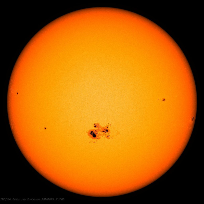 Uma gigantesca mancha solar manchou a face do Sol em 23 de outubro de 2014. Crédito: NASA / SDO