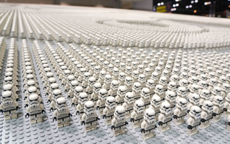 LEGO Stormtrooper postavený na oslave Hviezdnych vojen
