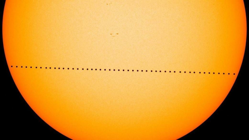 合成画像は、NASAの宇宙ベースのソーラーダイナミクス天文台から見た、2016年5月9日からの水星の太陽面通過全体を示しています。クレジット：NASA / GSFC / SDO / Genna Duberstein