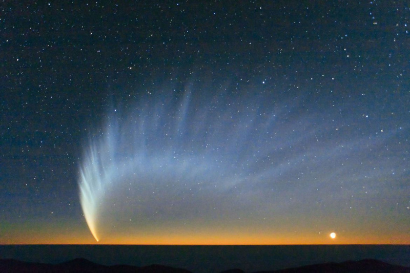 Spalvainā, putekļainā un iespaidīgā McNaught komētas aste