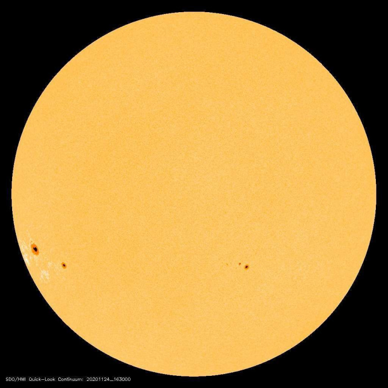 오늘날 태양에 커다란 검은 점이 있습니다... 그리고 과학자들은 그것을 예측했습니다