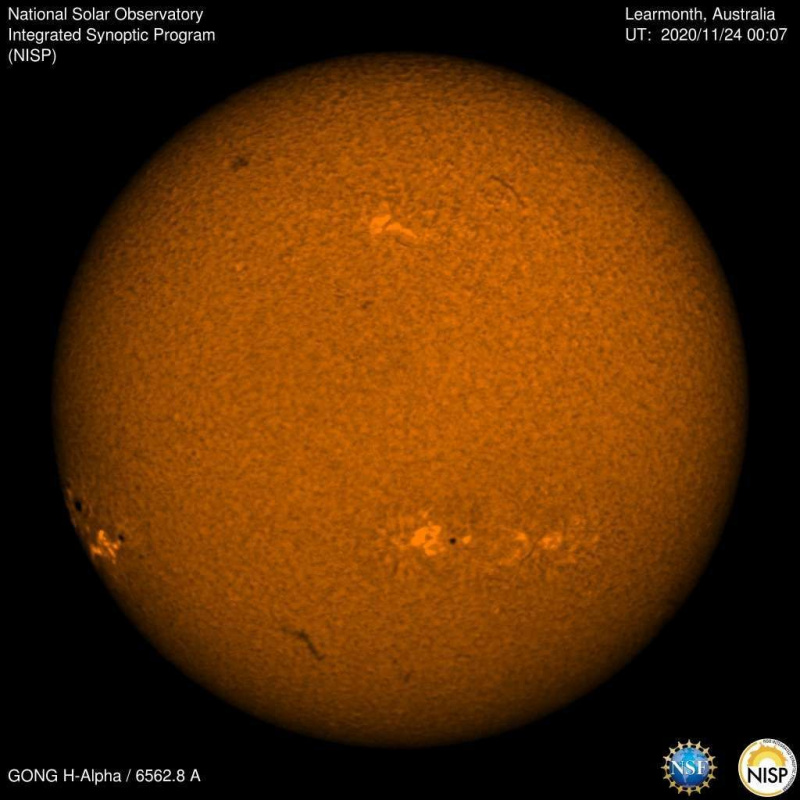 Aurinko 24. marraskuuta 2020 lämpimän vedyn valossa, joka osoittaa magneettista aktiivisuutta. Luotto: National Solar Observatory / NSF / NISP