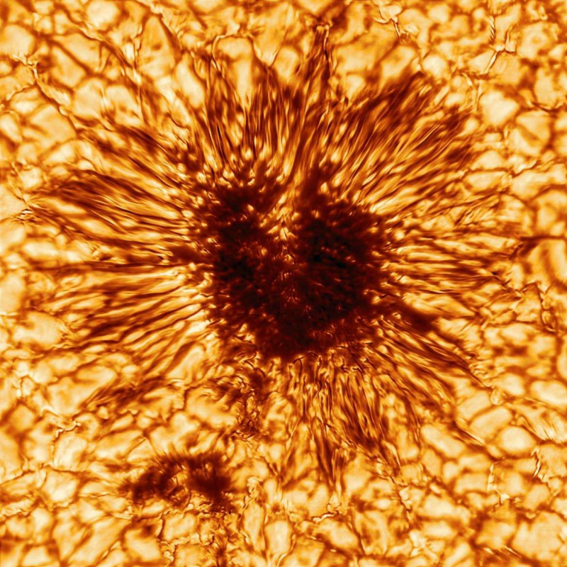 Daniel K. Inouyen aurinkoteleskooppi havaitsi suunnilleen samankokoisen auringonpilkun, joka paljasti jopa 20 km: n kokoisia yksityiskohtia. Kuva on noin 16 000 km leveä.