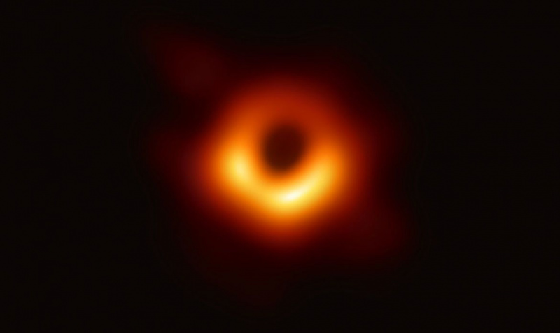 Надникване надолу по скалата на безкрайността: Първото изображение на хоризонта на събитията на черна дупка