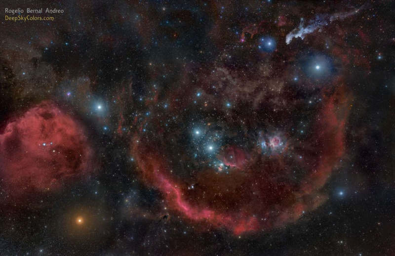 Невероятно дълбока и ефектна мозайка от Орион показва огромни количества газ и прах, разпръскващи съзвездието, разсейващи от познатата форма на съзвездието. Бетелгейзе е ярко червеникавата звезда в долния ляв ъгъл. Кредит: Рохелио Бернал Андрео