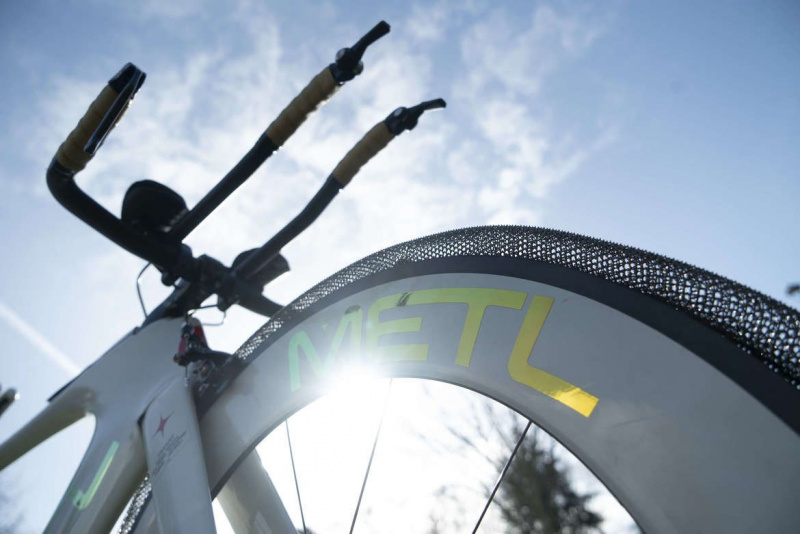La lumière du soleil traverse le maillage en alliage du pneu de vélo SMART METL