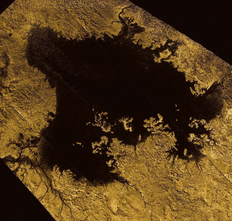 Ligeia Mare on vedela metaani meri Titani põhjapoolusel. Pange tähele sinna viivaid söötja lisajõgesid. Krediit: NASA/JPL-Caltech/ASI/Cornell