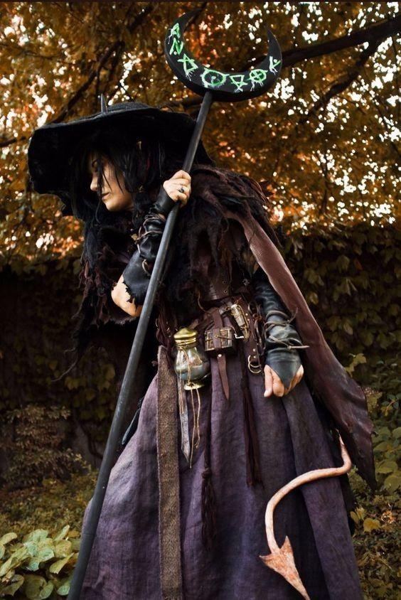 Holly Conrad como Strix Dice, Câmera, Ação