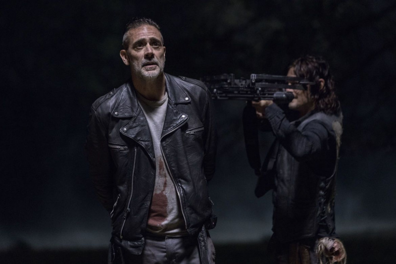 The Walking Dead: Carol je preganjan, Negan pa hvaljen v filmu 'Poglej rože'