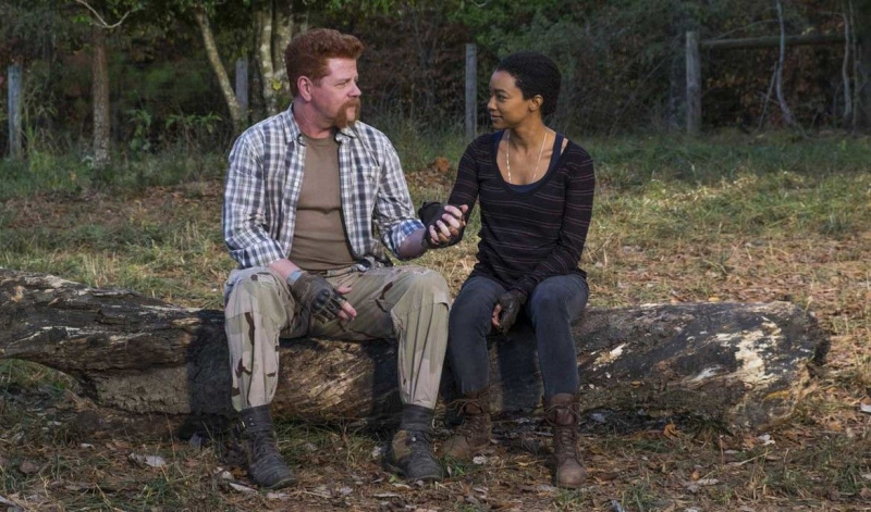 the-walking-dead-episode-716-abraham-cudlitz-sasha-martin-green-holding-hands-1200x707.jpg