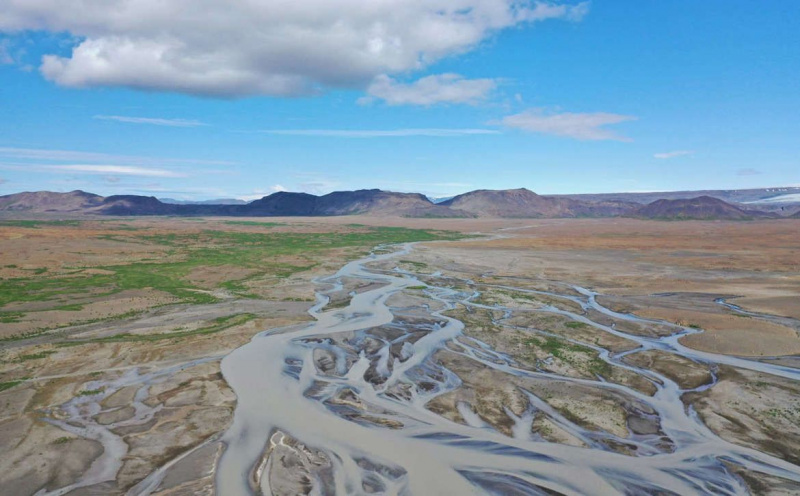 Upes, kas ieplūst līdzenumā Islandē, atstāj nogulsnes, kas var būt ļoti līdzīgas tam, kas notika uz Marsa Geila krāterī pirms miljardiem gadu. Kredīts: Michael Thorpe / caur Rīsu universitāti