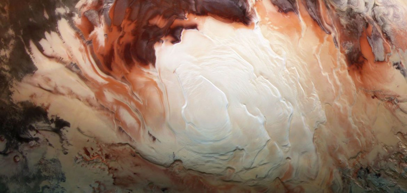 La calotte glaciaire polaire sud de Mars (en utilisant la lumière infrarouge, verte et bleue), qui est principalement de la glace d'eau avec une fine couche de glace de dioxyde de carbone sur le dessus, prise par Mars Express. Crédit : ESA / G. Neukum (Freie Universitaet, Berlin) / Bill Dunford