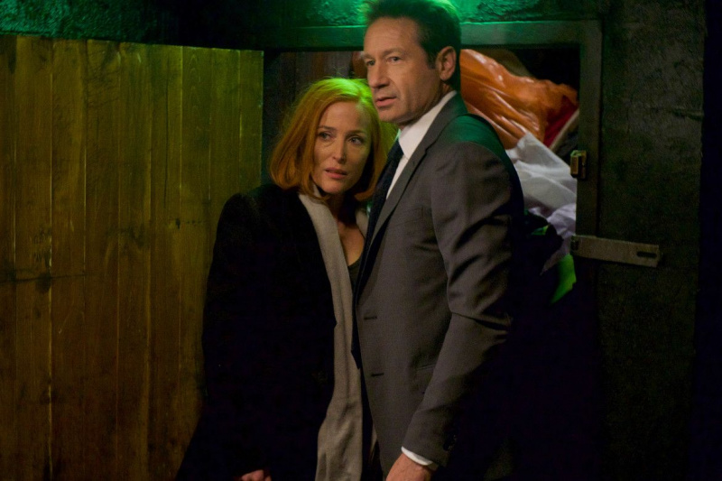 Το επεισόδιο X-Files 1109 Τίποτα δεν διαρκεί για πάντα. Ο Μόλντερ και η Σκάλι στέκονται κοντά